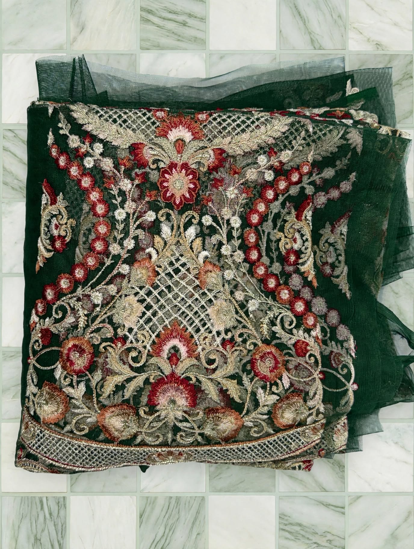 IMG_2023-ye-6-pictures-hen-en-aur-green-color-he-background